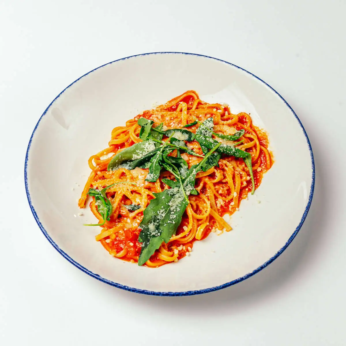 Лингуине с томатами и рукколой 