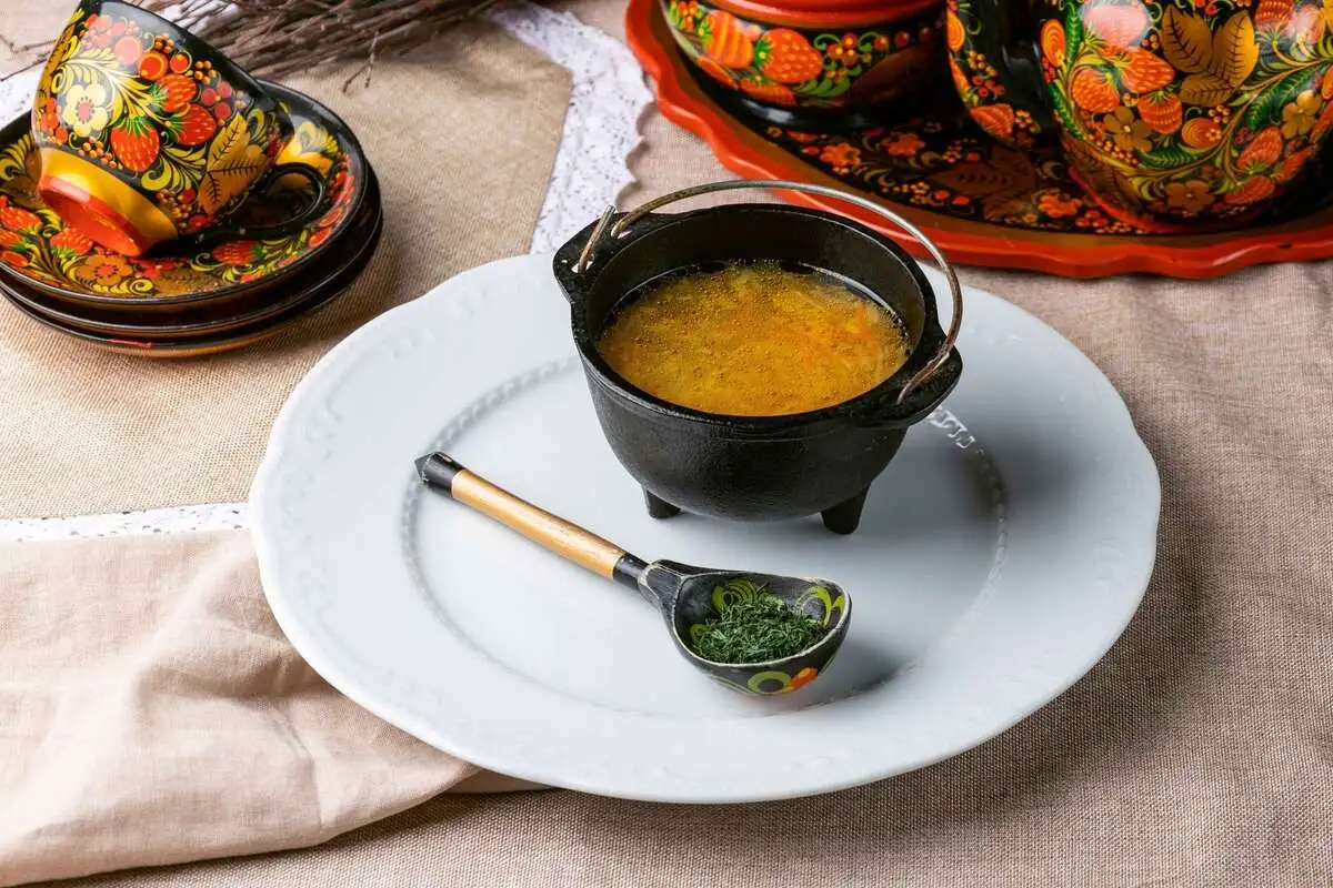 Щи долго в горшочке томленные