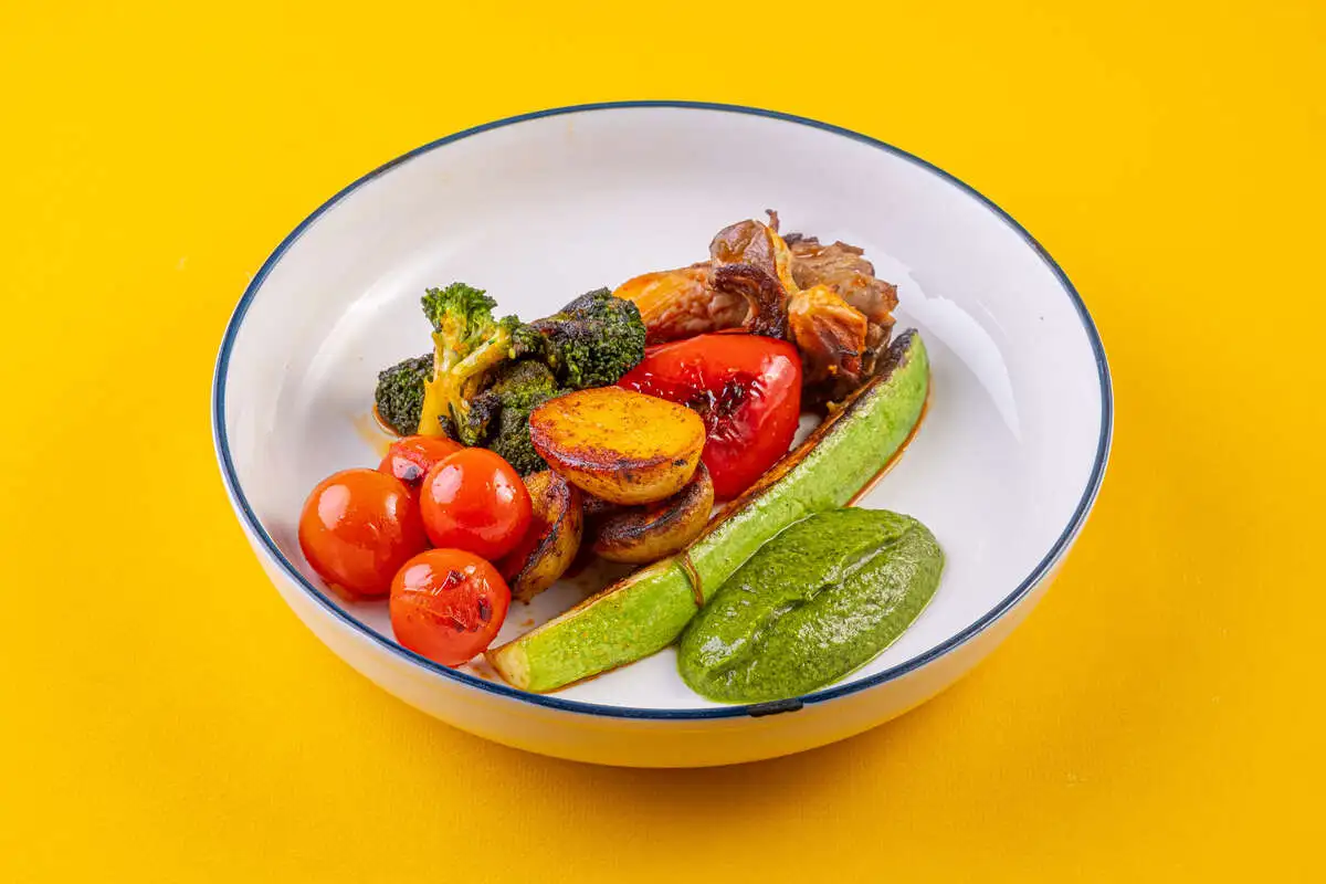 Овощи гриль с соусом сальса верде