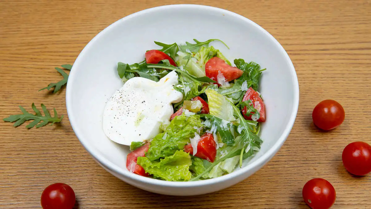 Салат с бурратой