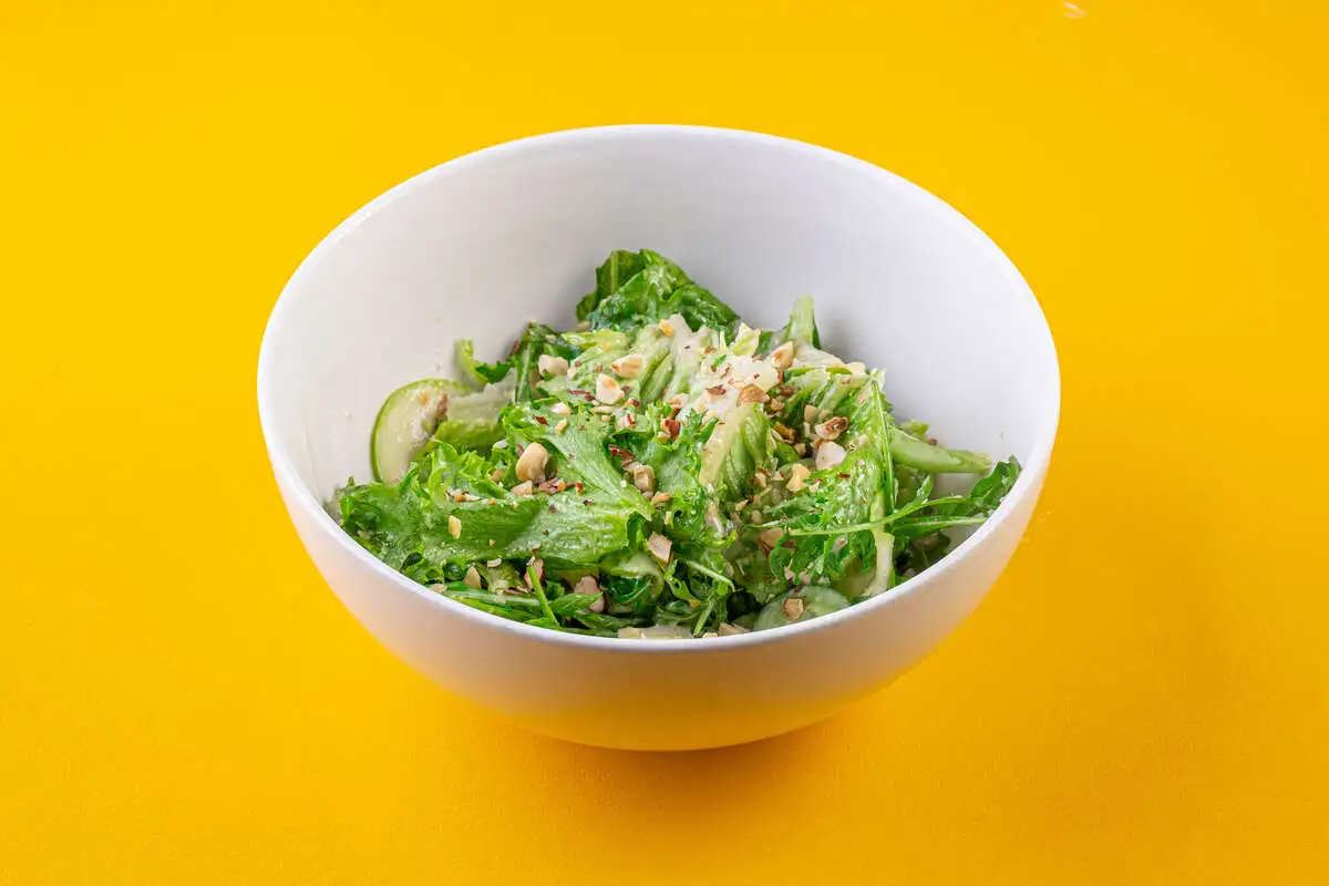 Салат зеленый с ореховой заправкой