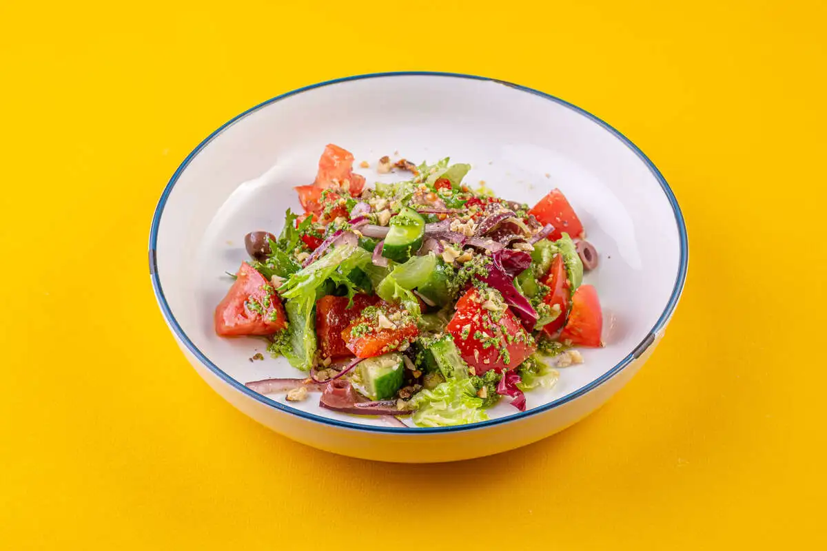 Салат из свежих овощей с соусом песто