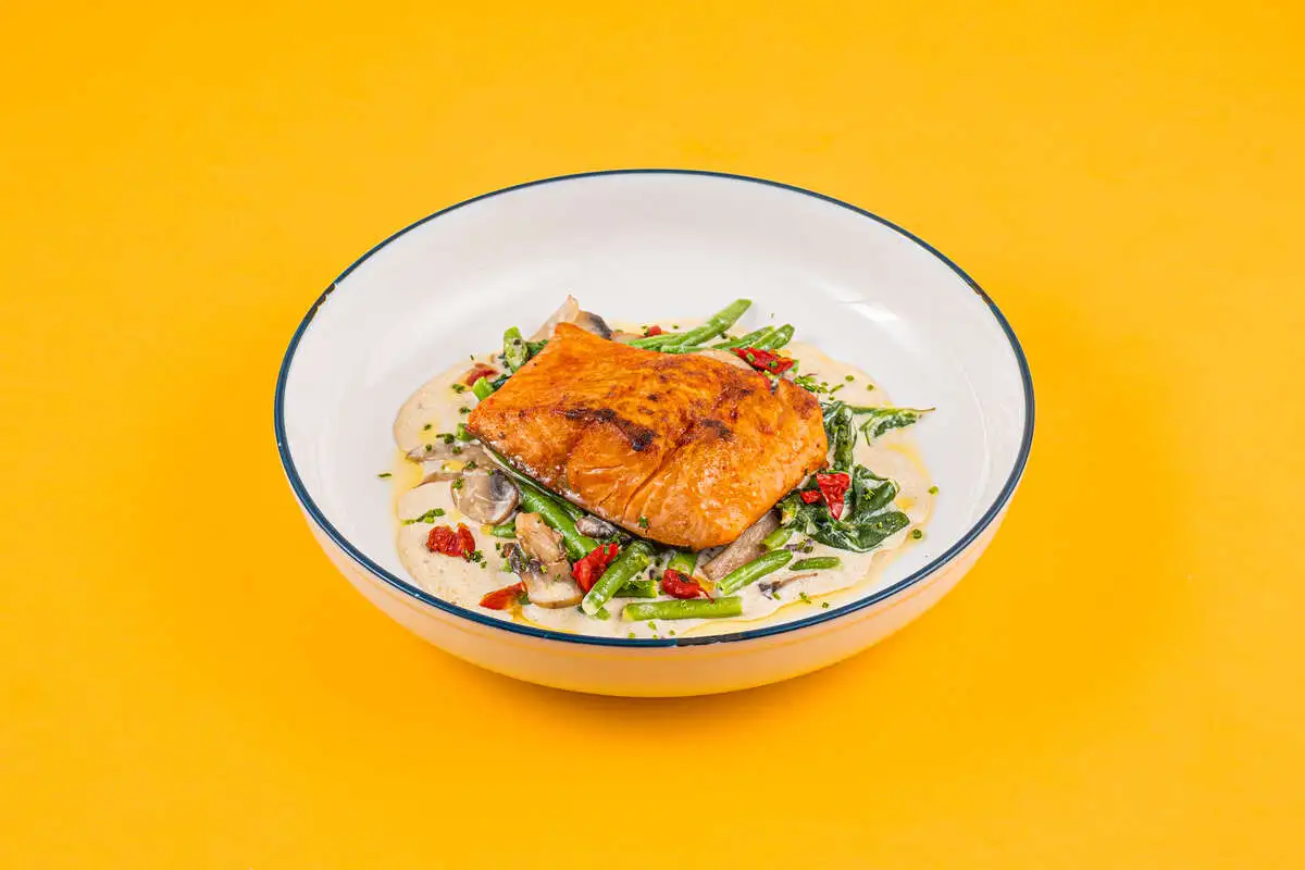 Стейк из форели со стручковой фасолью