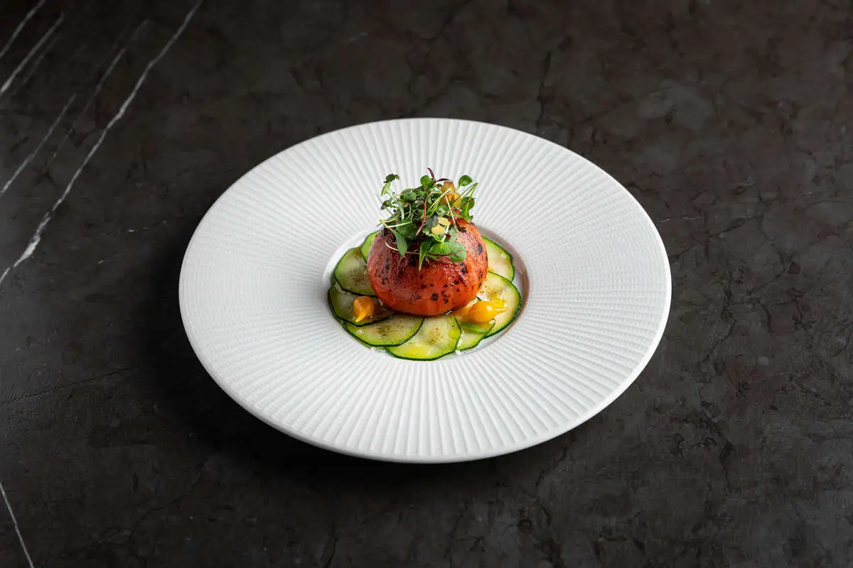 помидор, фаршированный соевой говядиной / цукини / микс-салат