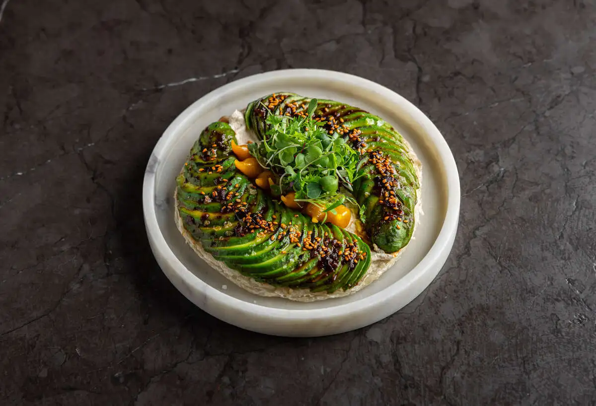 роти с авокадо / крем из тофу / соус черные бобы