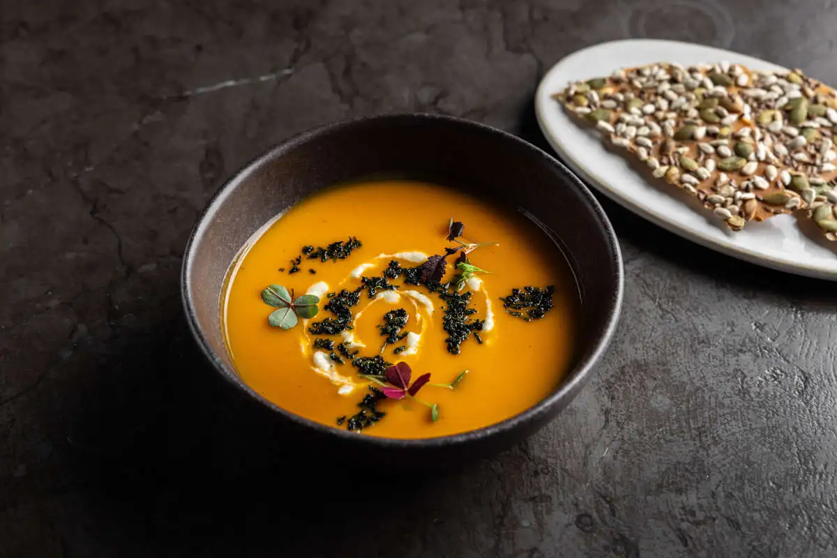 суп тыквенный с кремом из кешью / шисо с солью