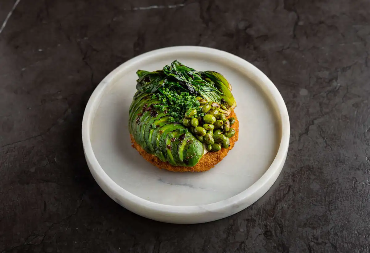 хашбраун из фасоли / авокадо / пакчой / бобы эдамаме / соус имбирный