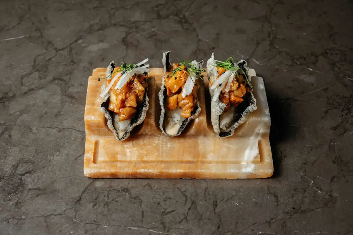 тако в хрустящем нори / баклажан кимчи