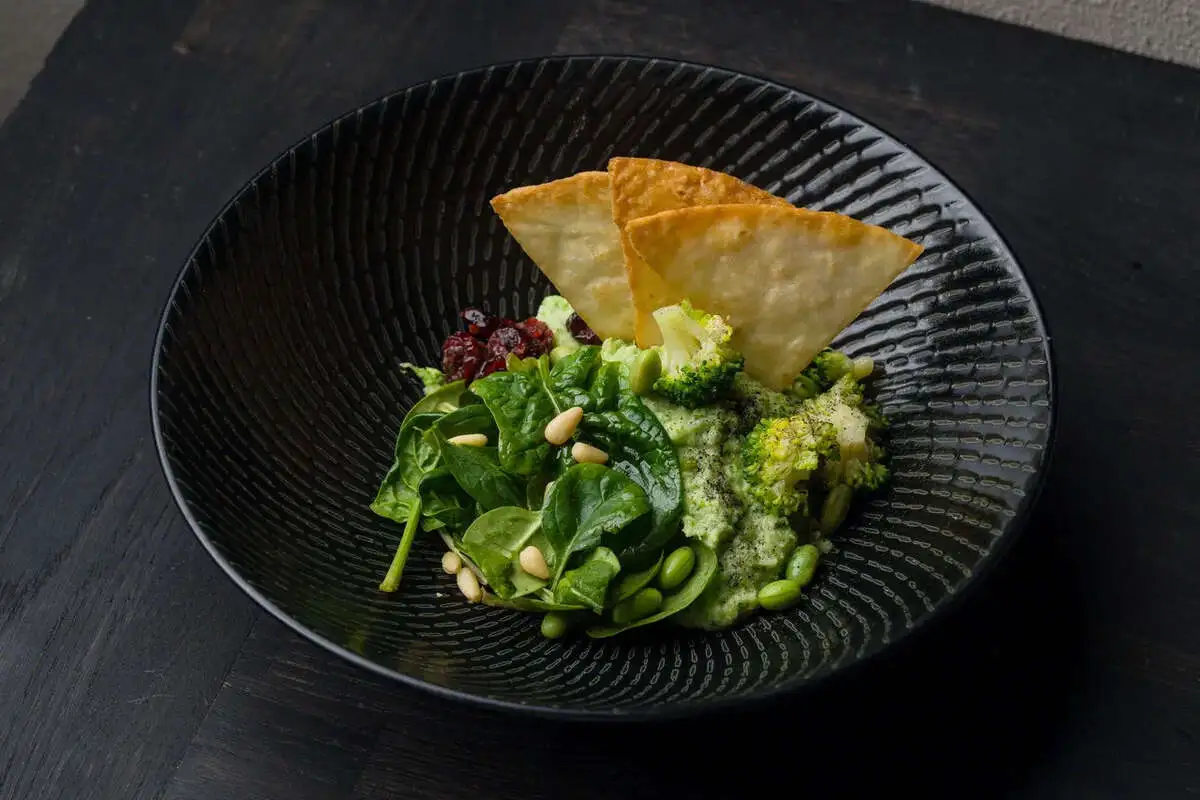 Паштет из брокколи,вяленная клюква, шпинат, имбирное масло