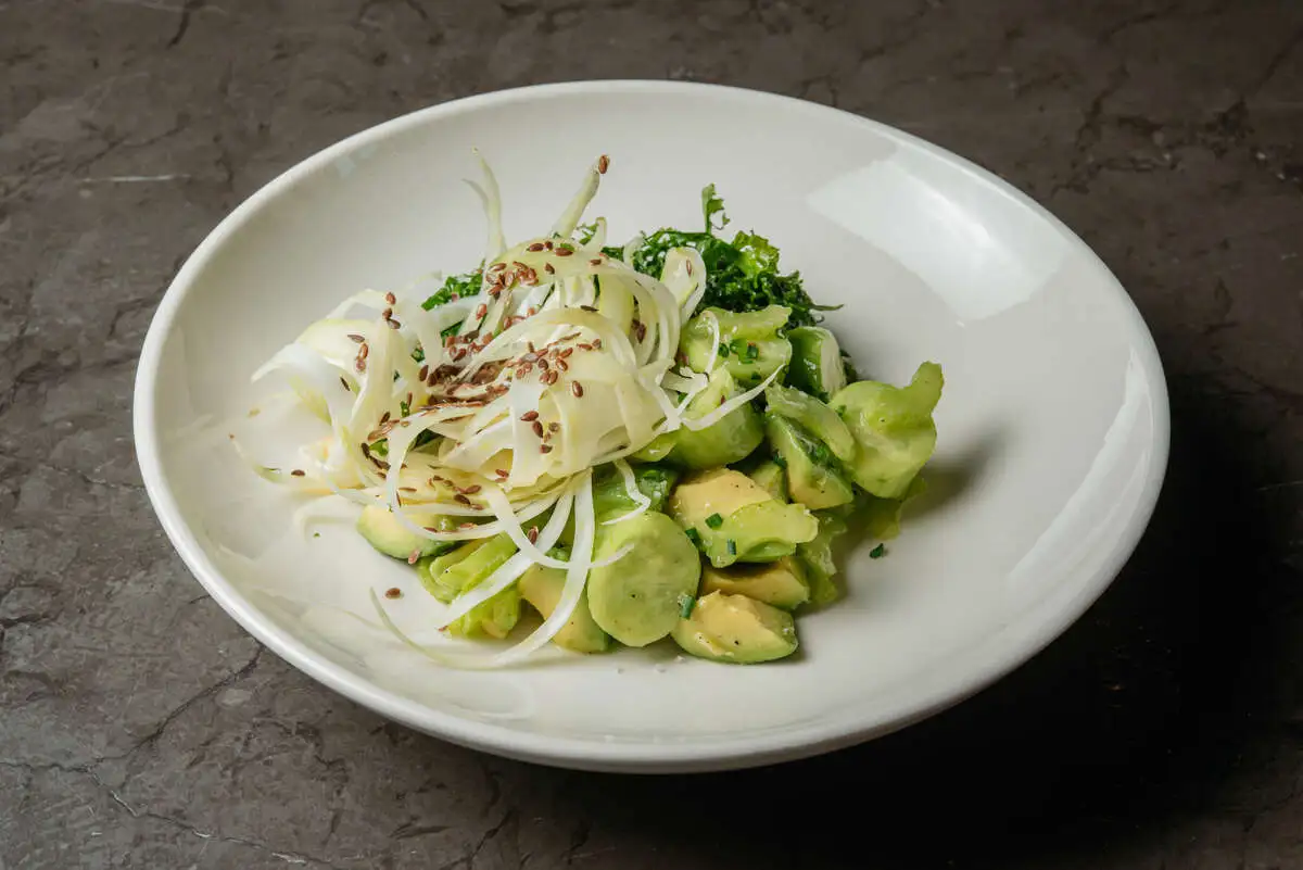 зеленый салат с фенхелем / семена льна / соус медово-лимонный