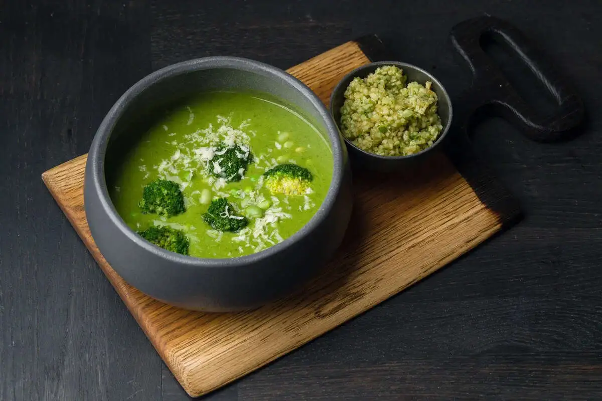 Крем- суп из зеленого горошка с сальсой из из яблока и огурца