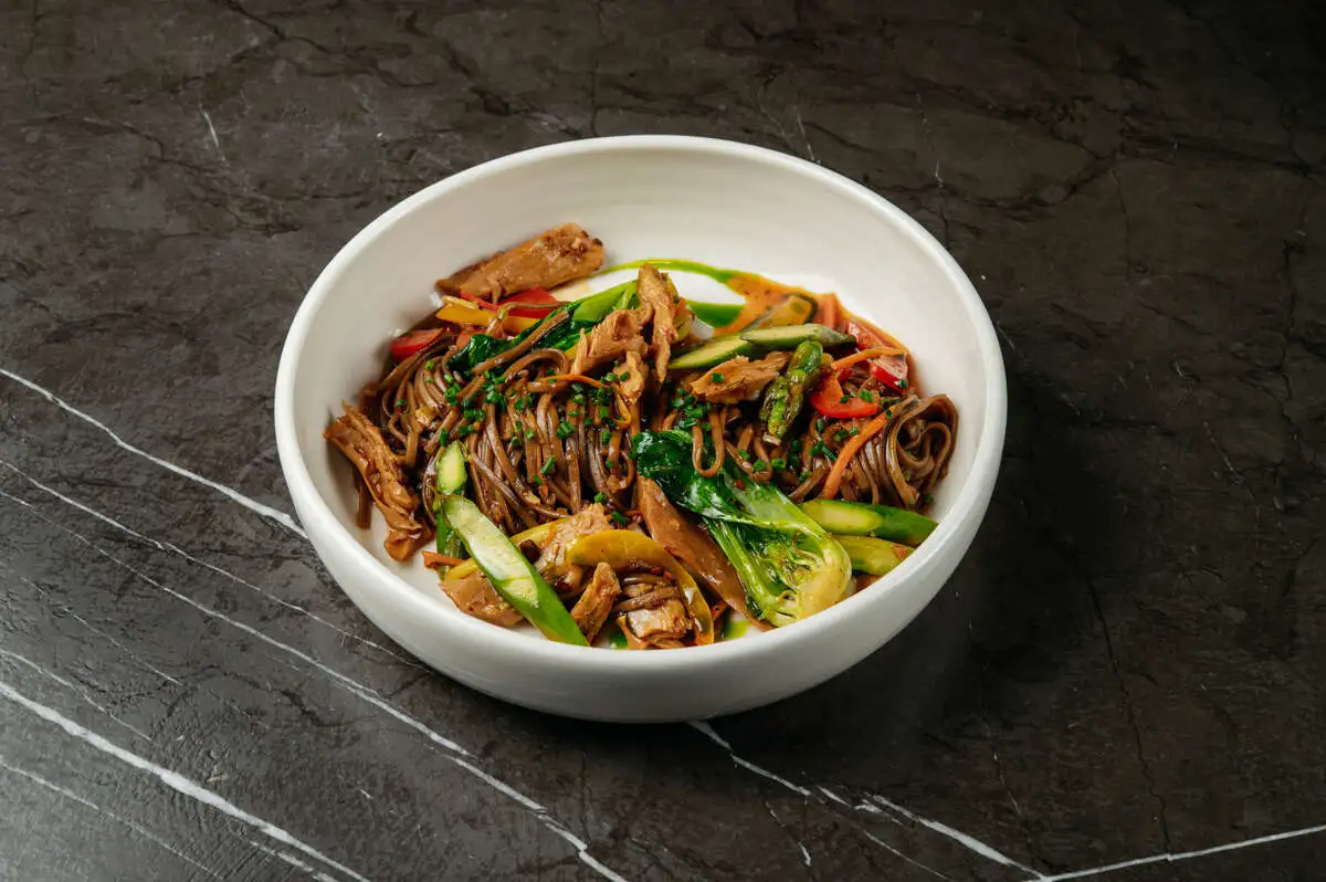 соба с соевой говядиной и овощами