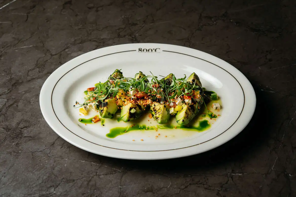 авокадо гриль / сальса из перцев тофу / соус песто