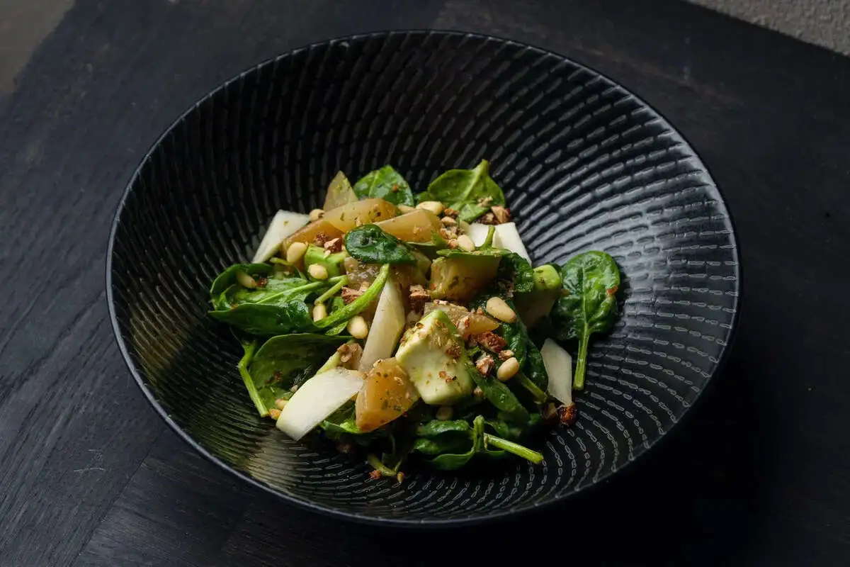Салат из печеной груши, авокадо, рукколы и орехов