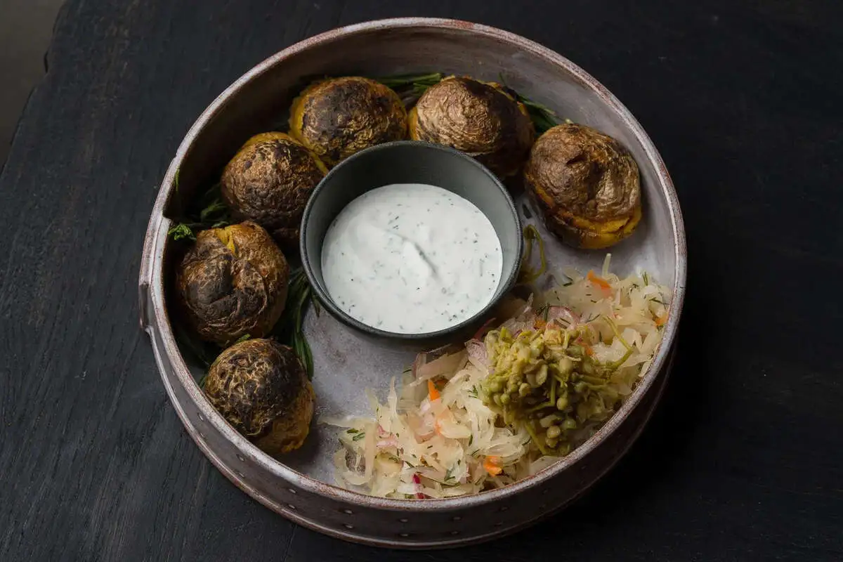 Картофель запеченный на углях, сметана,квашенная капуста и джонджоли