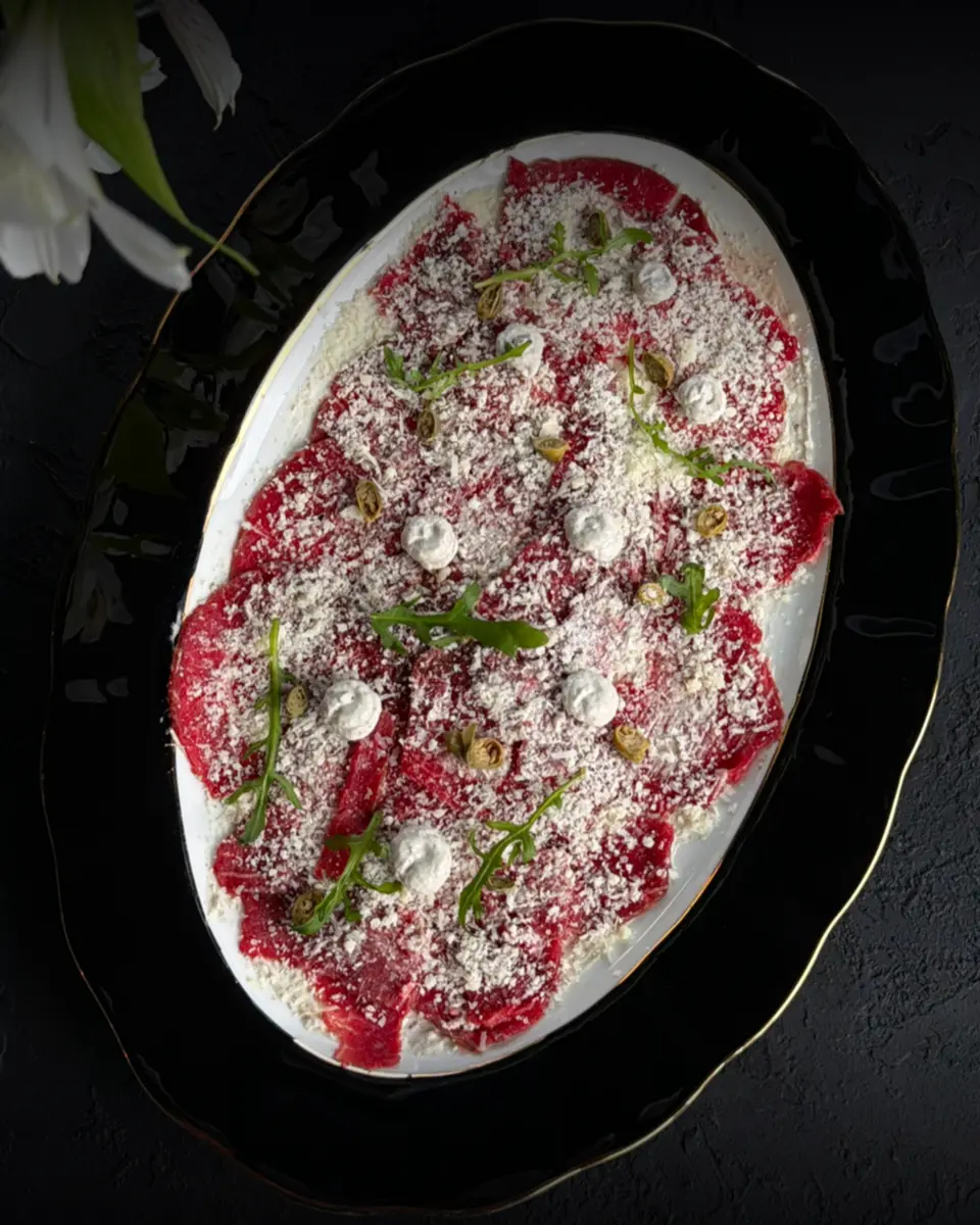 Карпаччо из мраморной говядины и трюфельным кремом