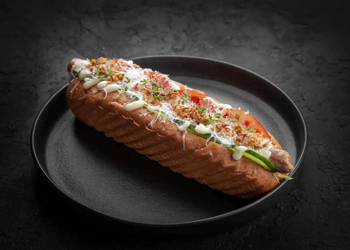 ХотДог с куриной колбаской и пармезаном