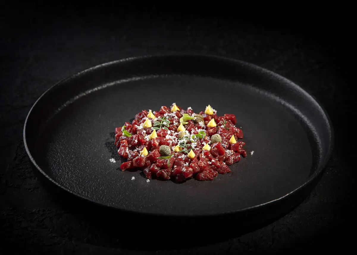 Тар-Тар из пиканьи Dry Aged с соусом Айоли и зеленым луком