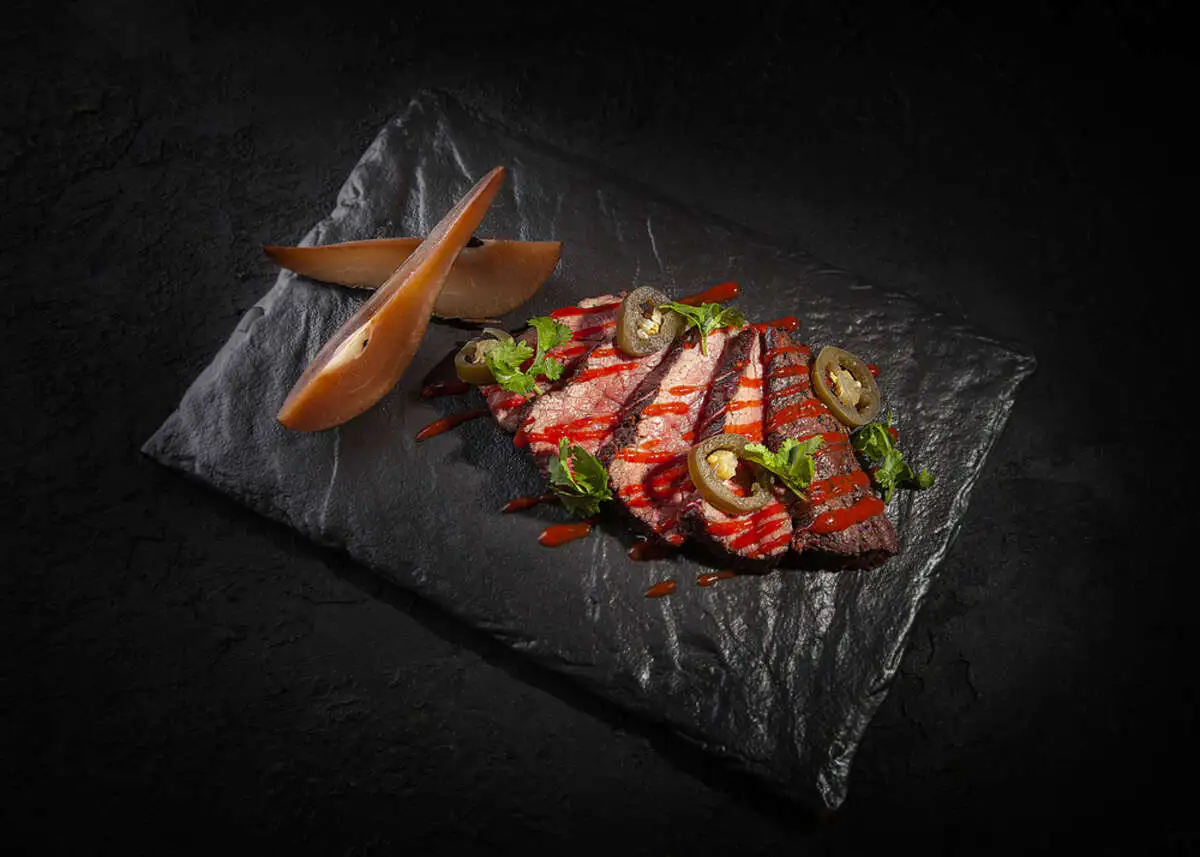 Стейк Мясника в соусе шрирача с перцем халапеньо и копченой грушей