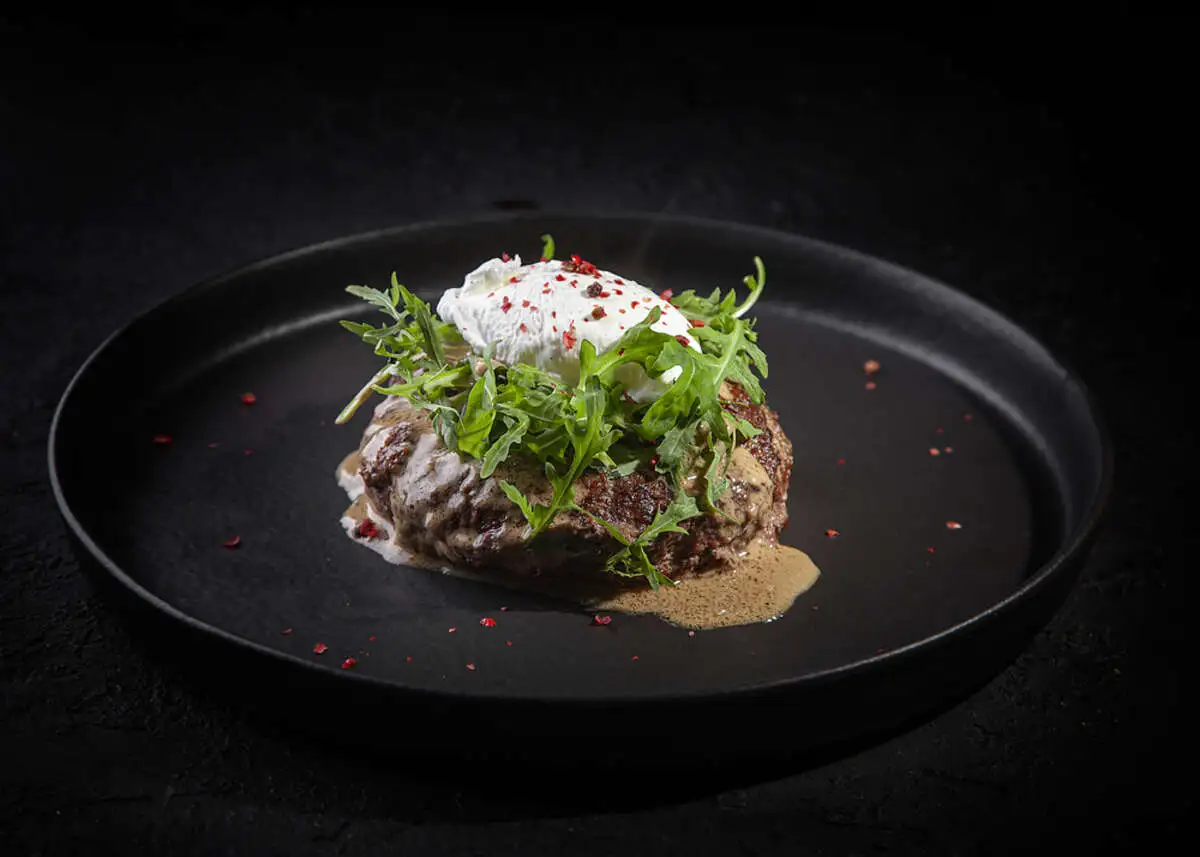 Бифштекс с яйцом пашот и трюфельным соусом