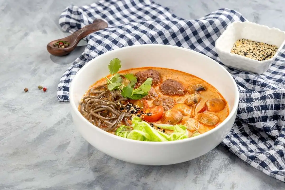 Рамен-Том ям с соевыми фрикадельками