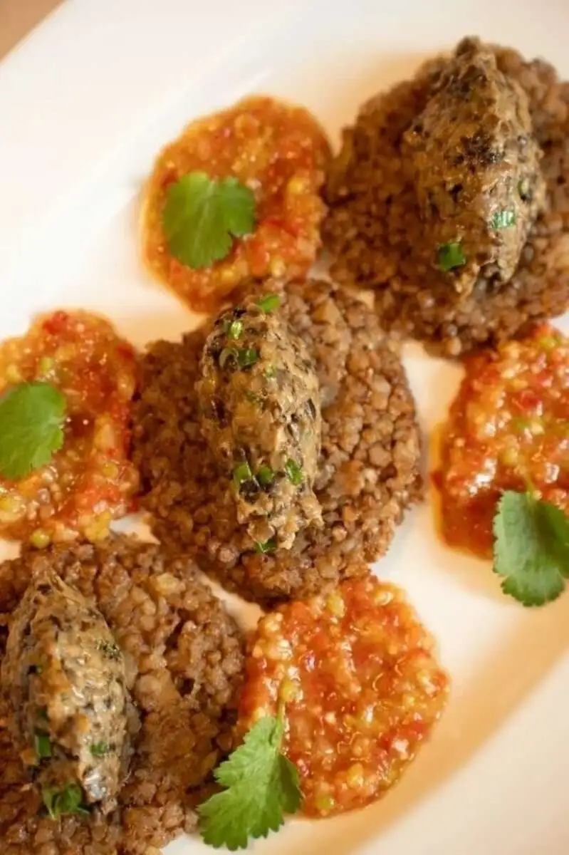 ГРЕЧАНИКИ С ГРИБНОЙ САЛЬСОЙ И ГУАКАМОЛЕ