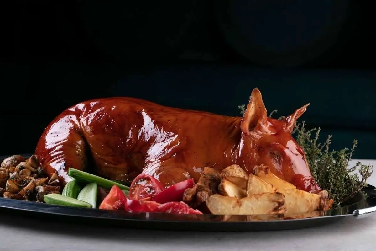 Молочный поросенок с соленьями