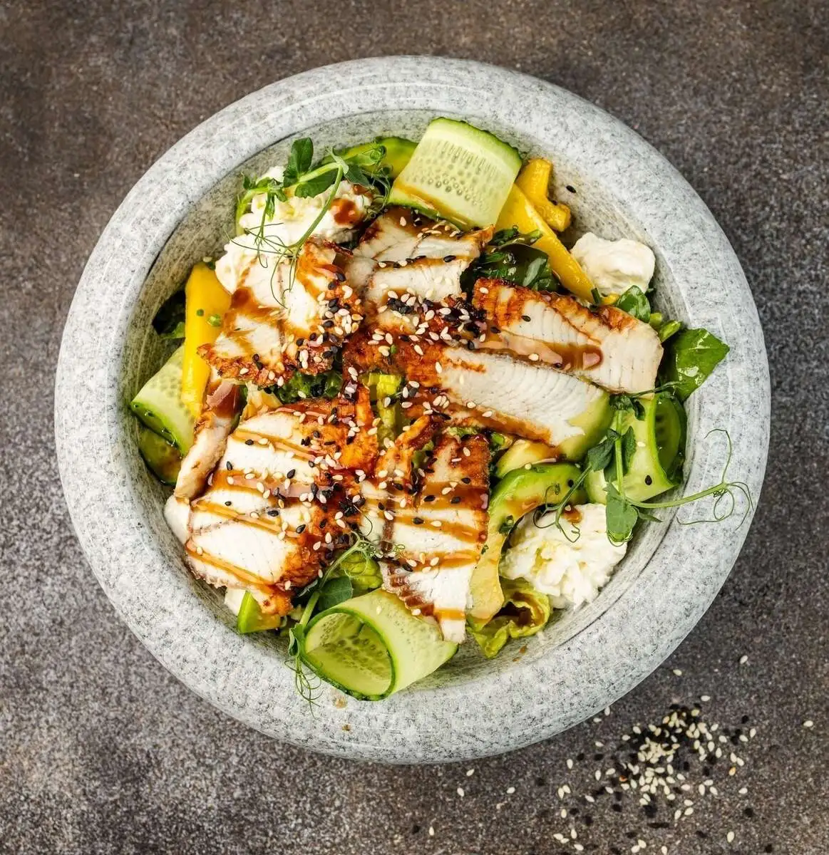 Салат с угрем и манго 