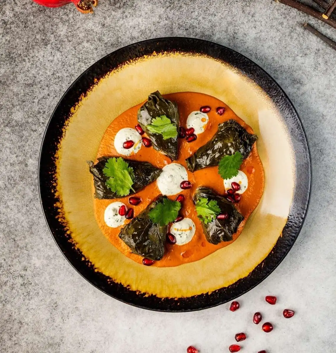 Долма с бараниной и соусом ромеско 