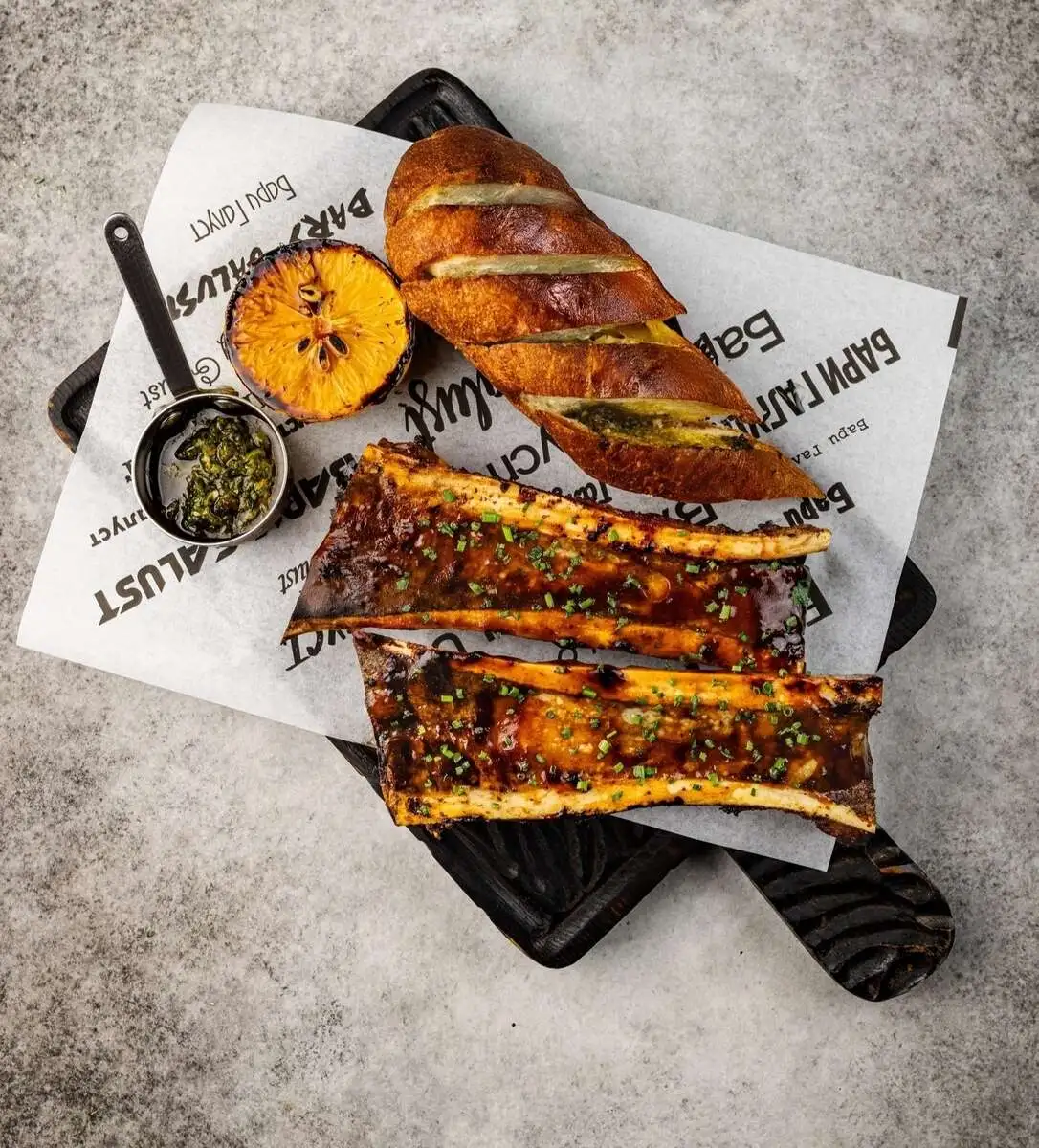 Костный мозг с соусом чимичурри  