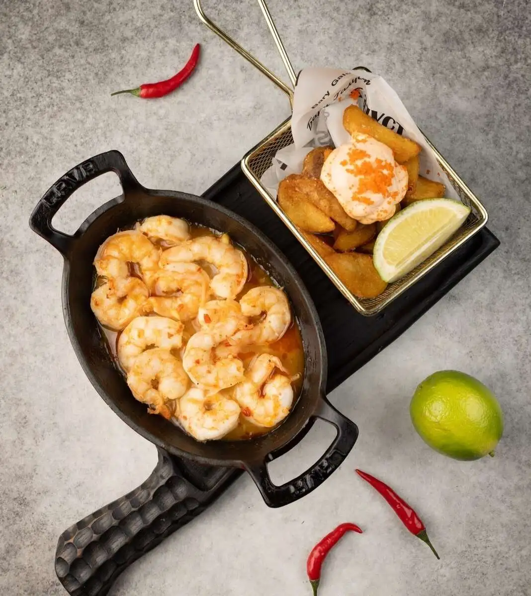 Сковородка имбирных креветок 