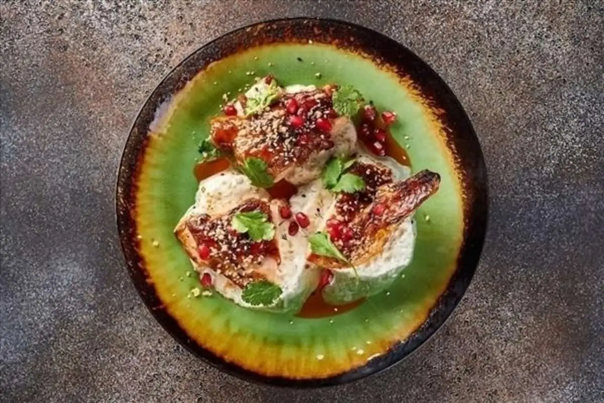 Цыпленок с соусом дзадзыки и гранатом