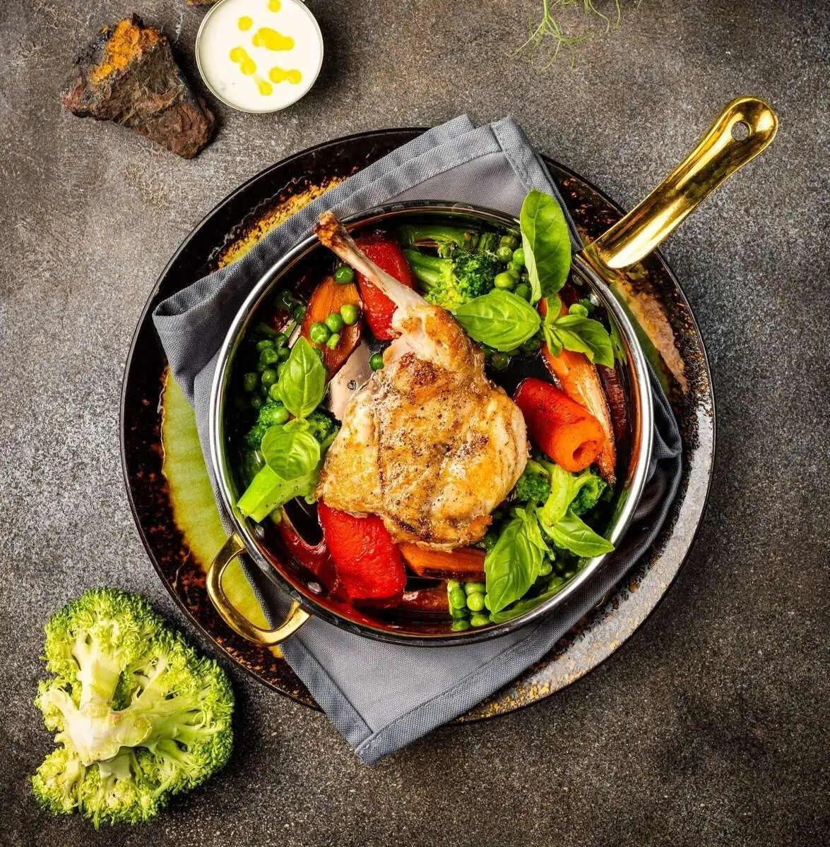 Кролик с печеными овощами  