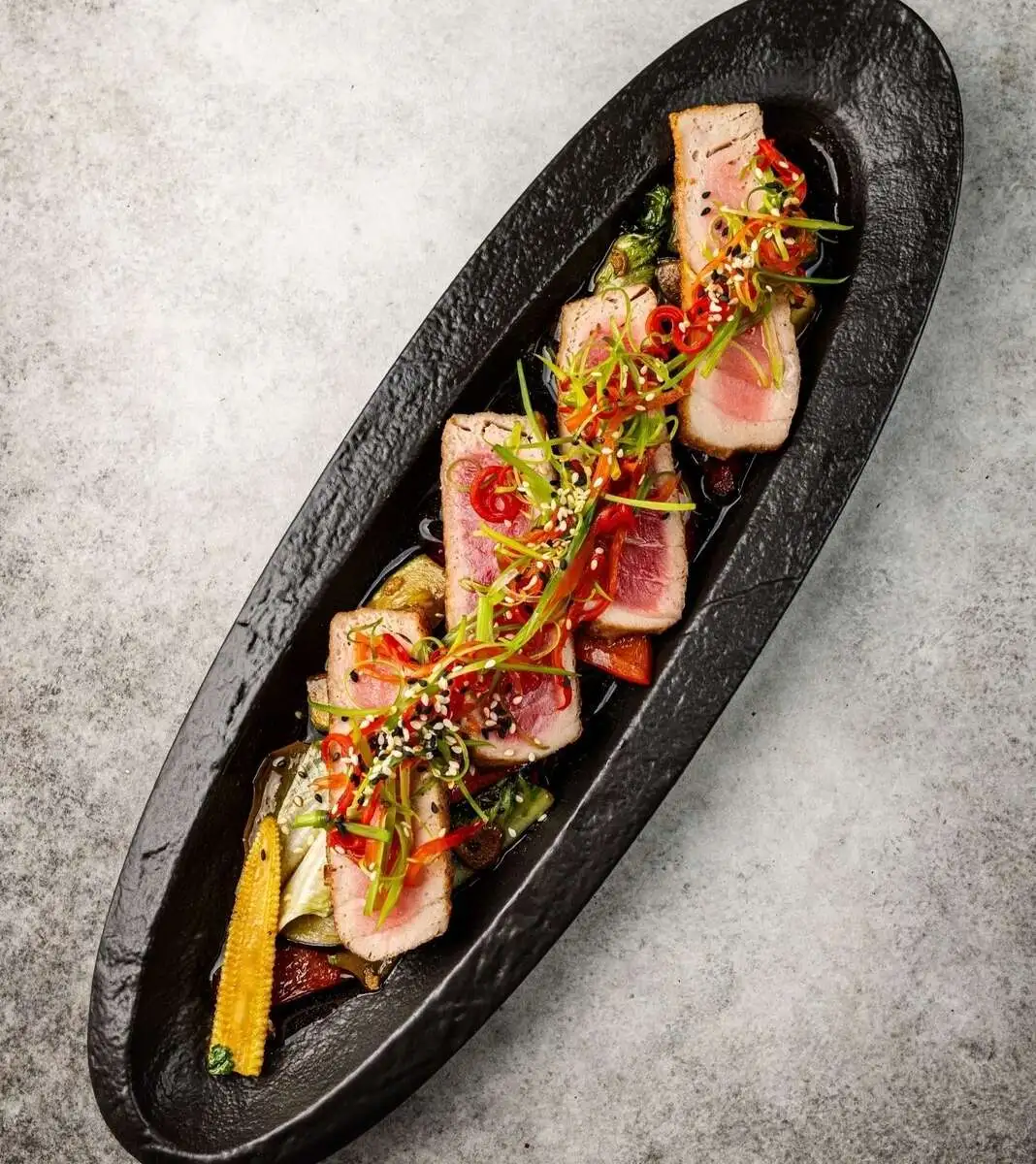 Стейк из тунца с овощами вок 