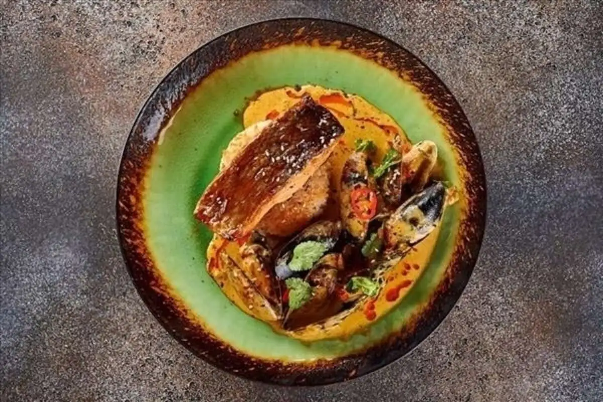 Стейк из лосося с рисовым кейком 