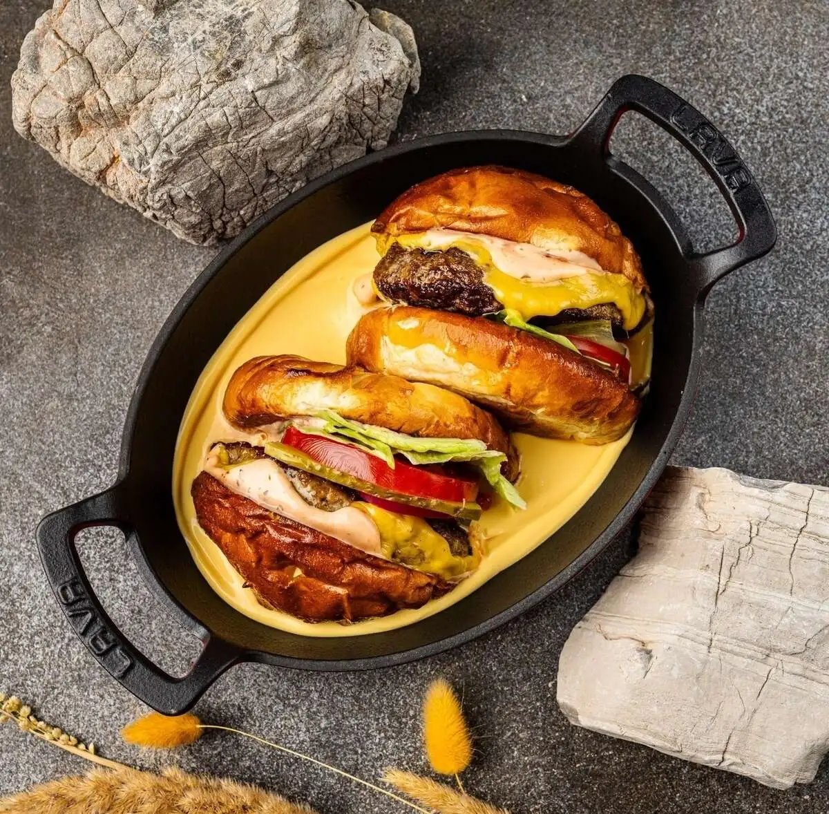 Фирменный бургер с мраморной говядиной и соусом чеддер