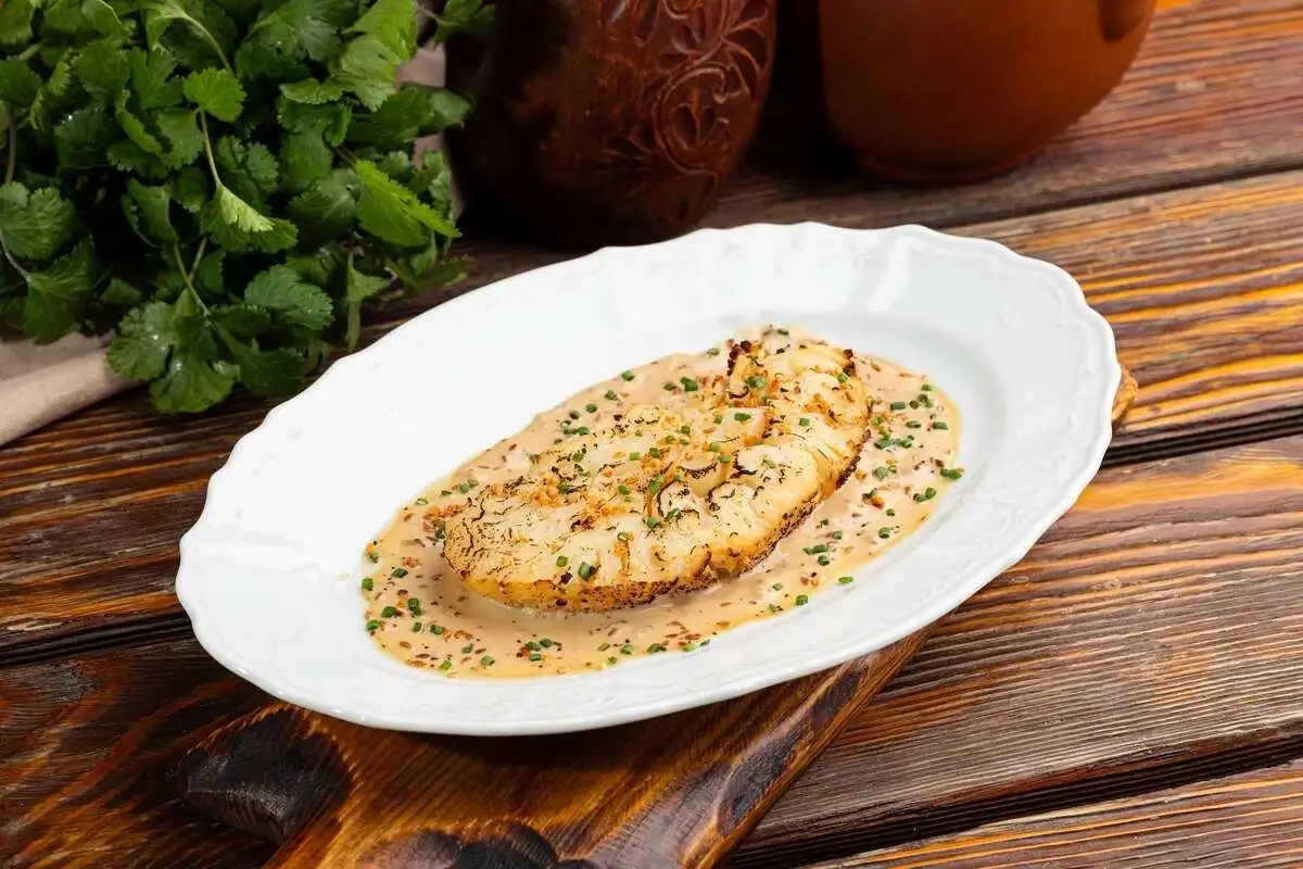 Стейк из цветной капусты с ореховым соусом