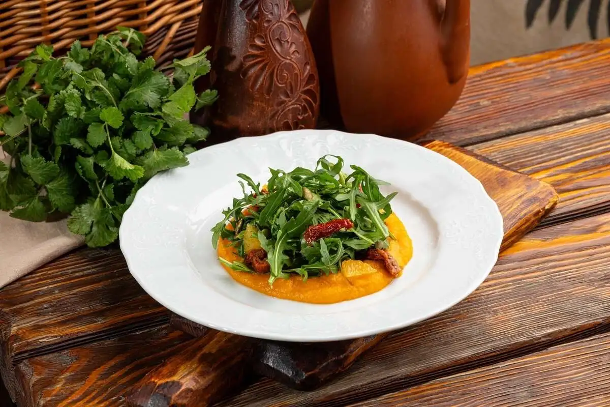 Салат с тыквенным муссом, руколой и вялеными томатами