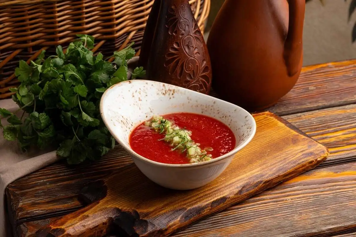 Томатный суп с овощной сальсой