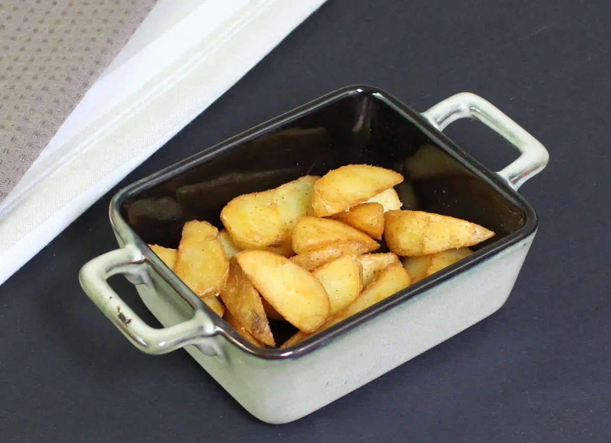 Картофельные дольки в панировке