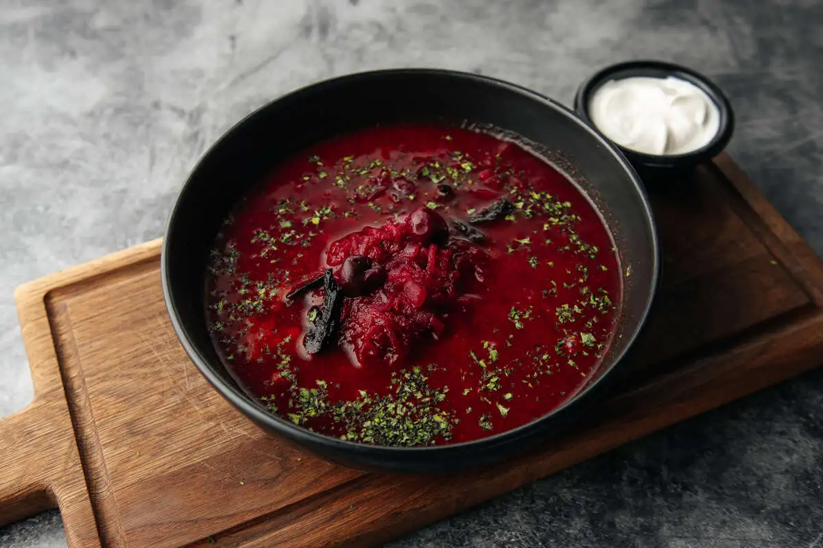 Постный борщ с черносливом и вишней