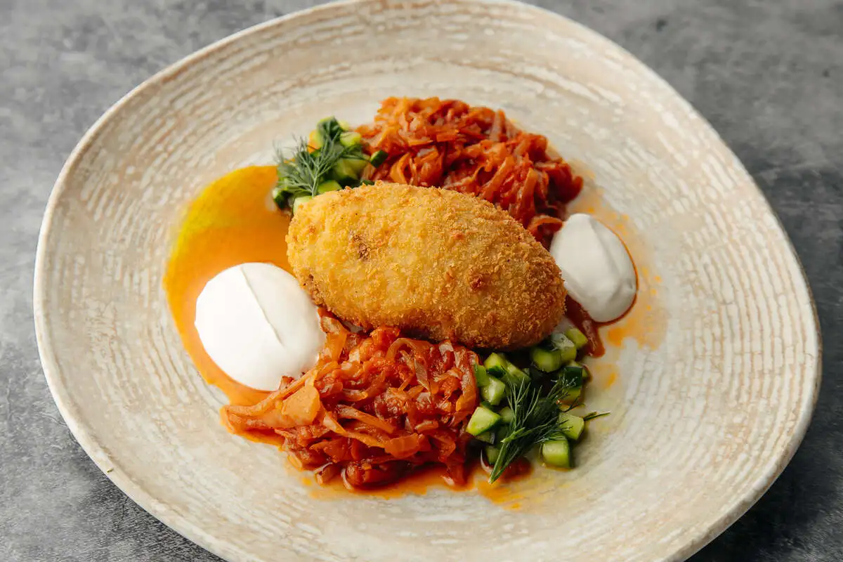 Картофельная зраза с грибами и постной сметаной