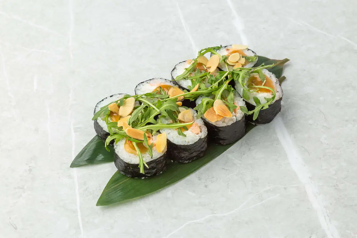 Ролл с копченой форелью