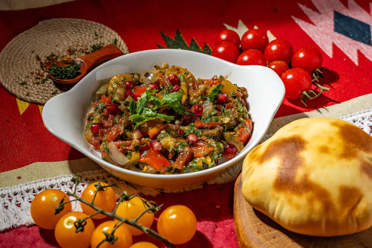 Традиционный холодный аджапсандали с лепешкой пури