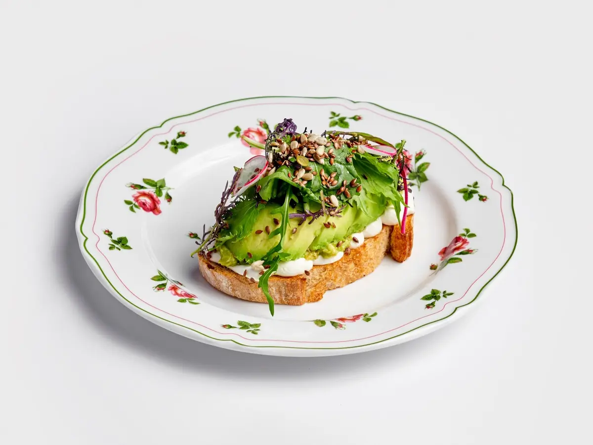 Зеленый авокадо-тост со сливочным сыром