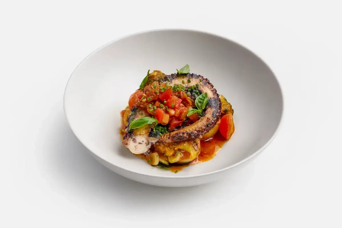 Осьминог с соусом том-ям и овощами