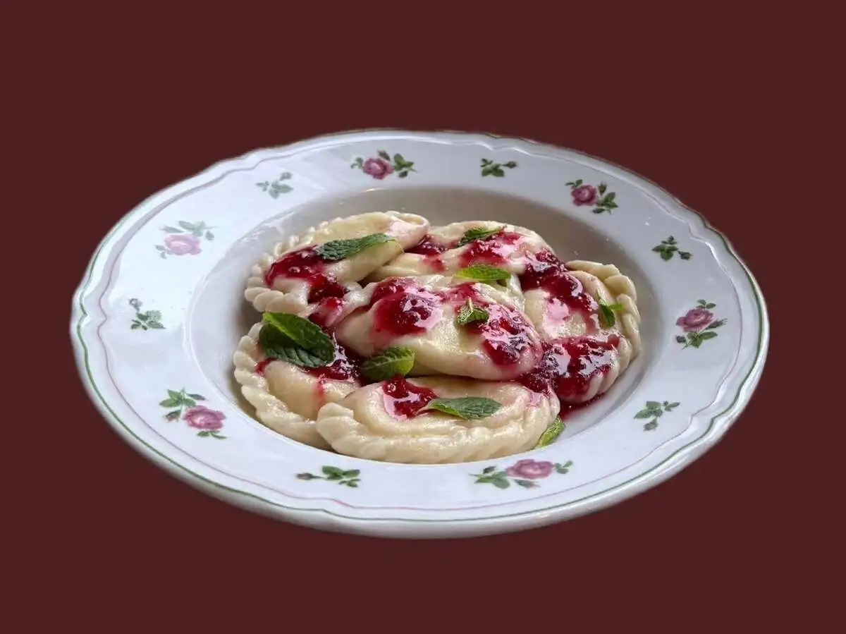 Вареники с творогом и малиновым вареньем