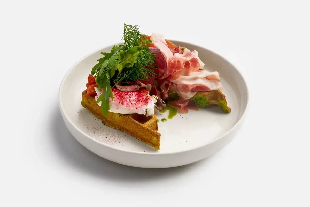 Зеленая вафля с прошутто и яйцом пашот