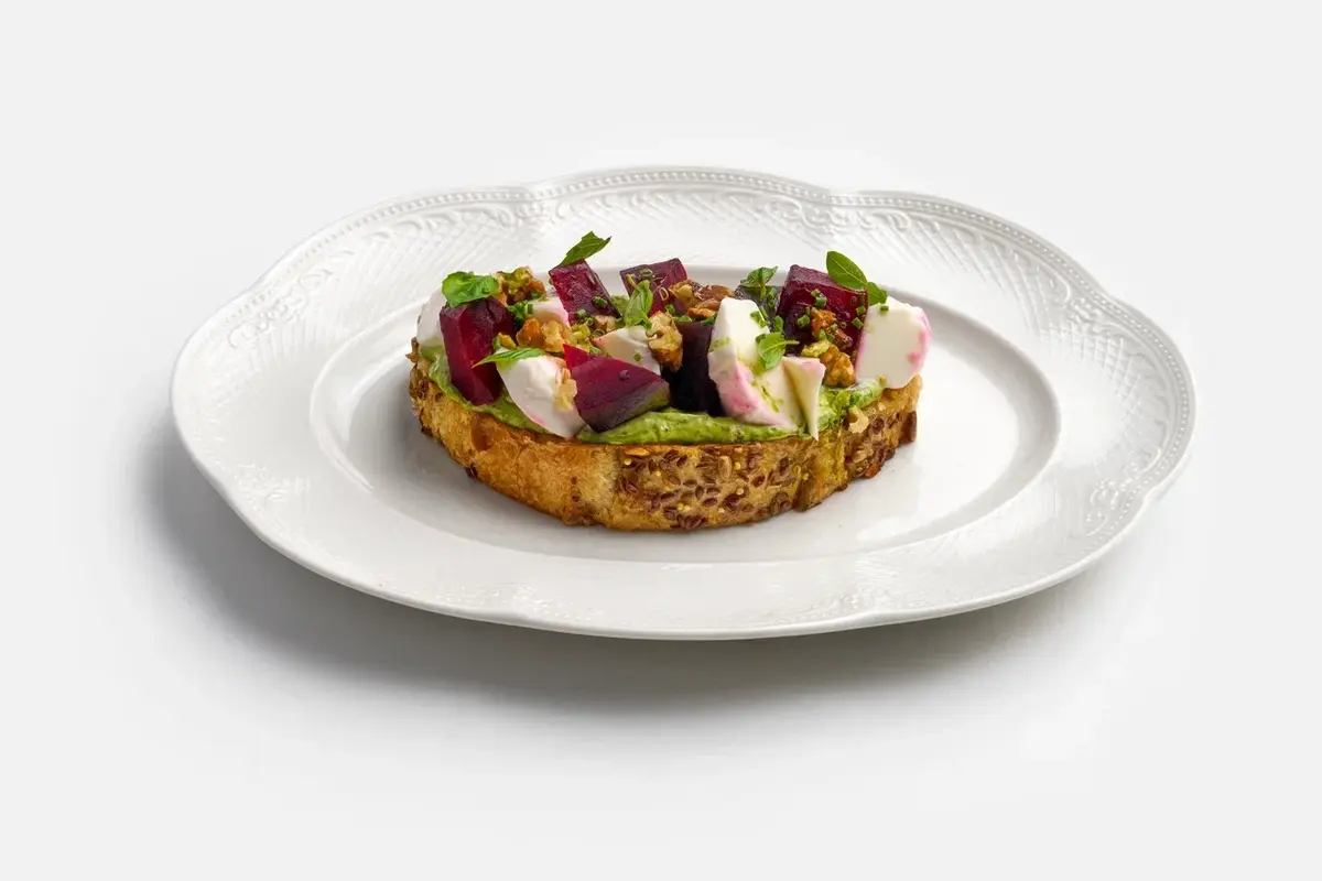 Брускетта со свеклой и моцареллой