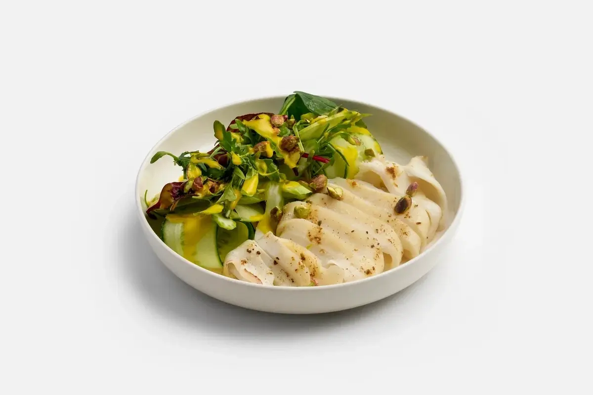 Салат с кальмаром и фисташками